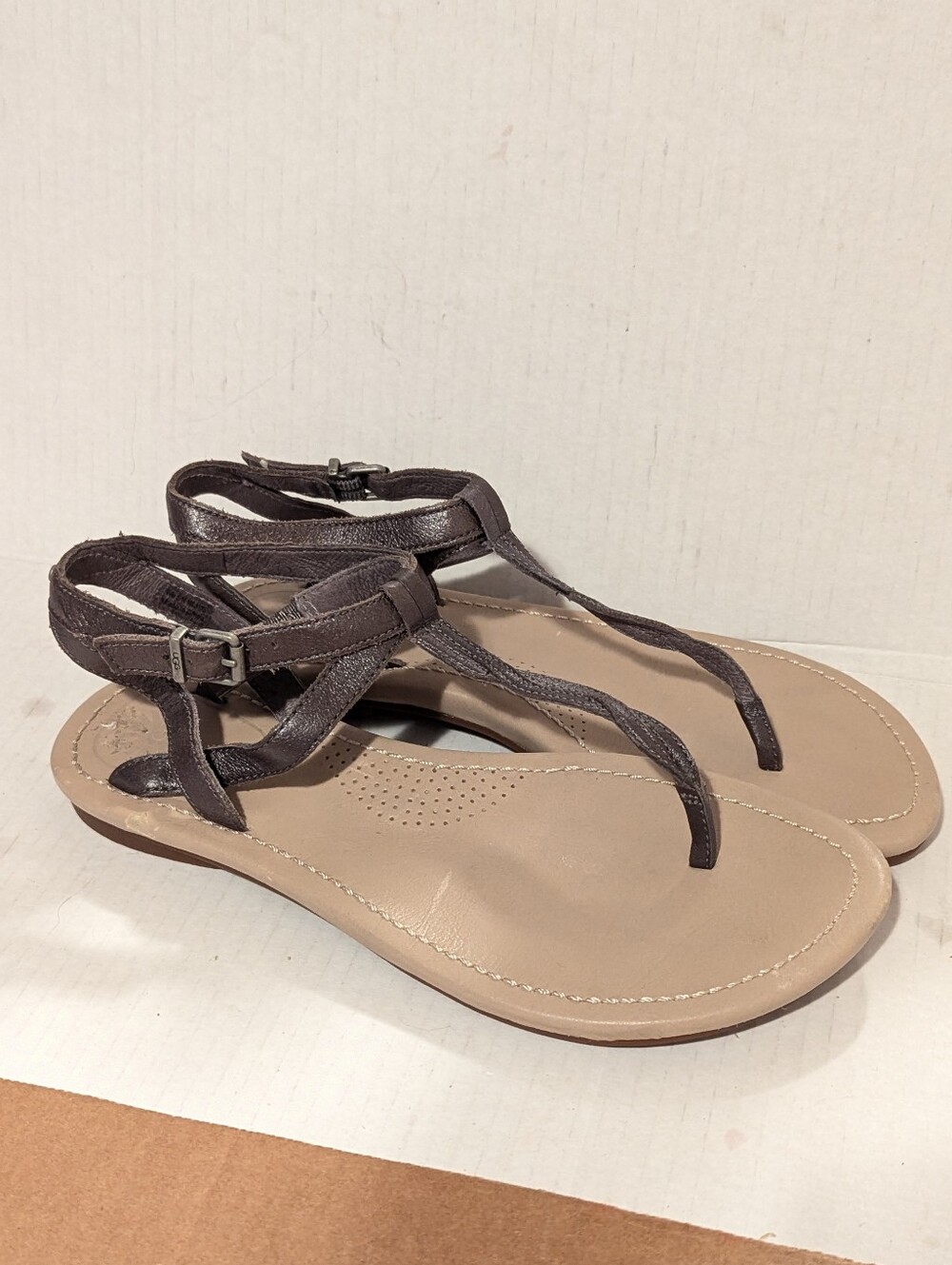 UGG NWOT Kennaria  Charcoal Sandal Gray T Strap Leather  Size 8 Braided Thong - Picture 2 of 9